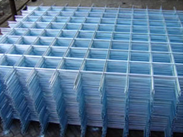 钢筋网片是一种在工厂焊接成型的网状钢筋制品，是纵向和横向钢筋分别以一定的间距排列且互成直角，全部交叉点均用强电阻压力熔焊在一起的钢筋网片。